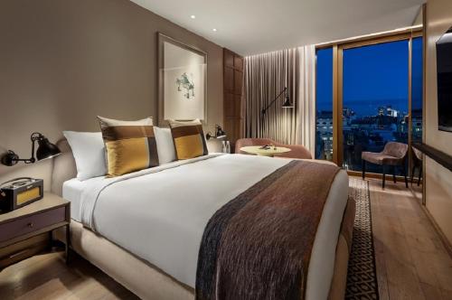 Deluxe King Room - City View