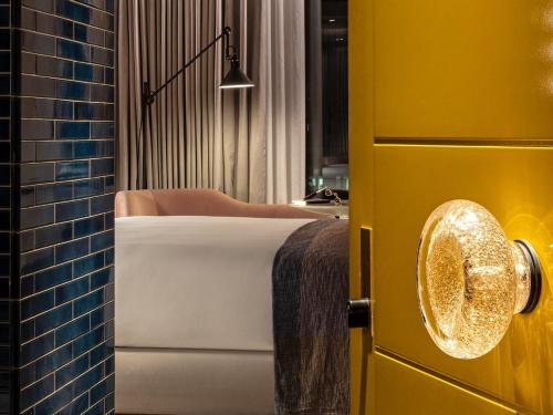 Deluxe King Room The Londoner Platinum