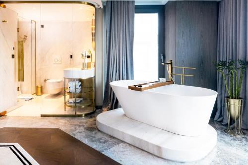 Queen Suite - City View