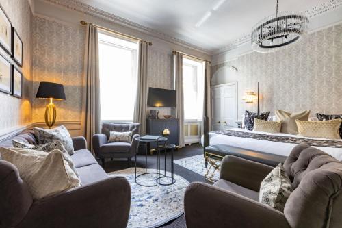 Four Post Bed Suite