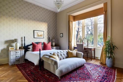 Roseate Junior Room