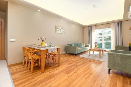 Deluxe One-Bedroom Apartment