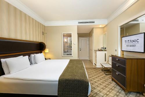 Superior Twin or Double Room with City View