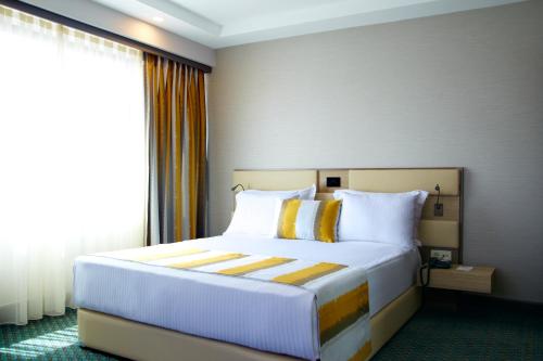 Deluxe Queen Suite