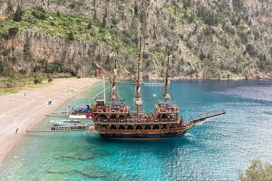 Ölüdeniz’den Öğle Yemeği ve Yüzme Molalarıyla Korsan Temalı Tekne Turu