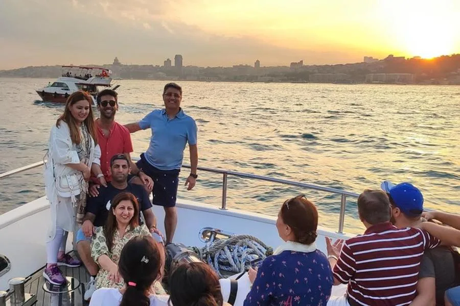 Rehberli Lüks Yat Gün Batımı Turu: Boğaz’da İkramlı Gezi – fotoğraf 1