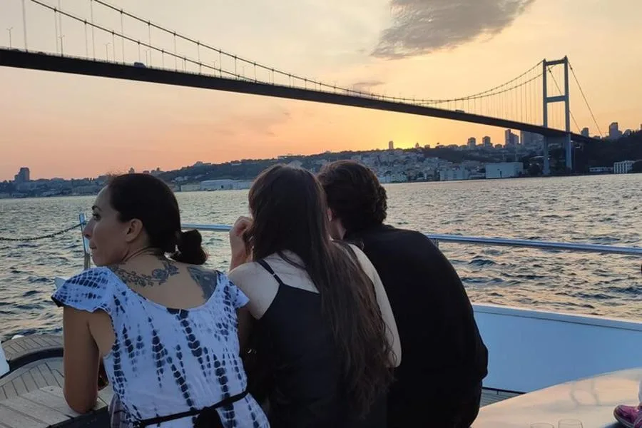 Rehberli Lüks Yat Gün Batımı Turu: Boğaz’da İkramlı Gezi – fotoğraf 2