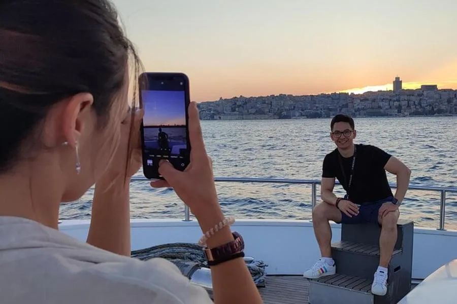 Rehberli Lüks Yat Gün Batımı Turu: Boğaz’da İkramlı Gezi – fotoğraf 3