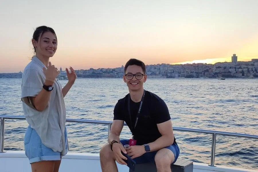 Rehberli Lüks Yat Gün Batımı Turu: Boğaz’da İkramlı Gezi – fotoğraf 4