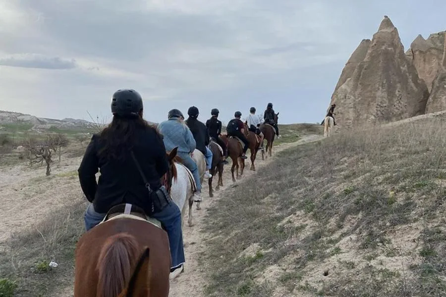 جولة ركوب الخيل عند الغروب في وديان كابادوكيا – الصورة 1