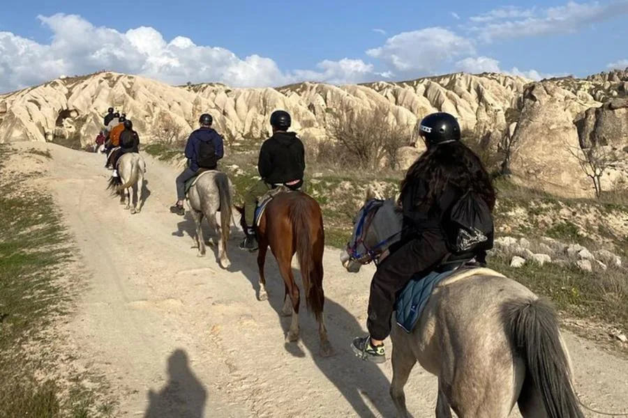 جولة ركوب الخيل عند الغروب في وديان كابادوكيا – الصورة 4