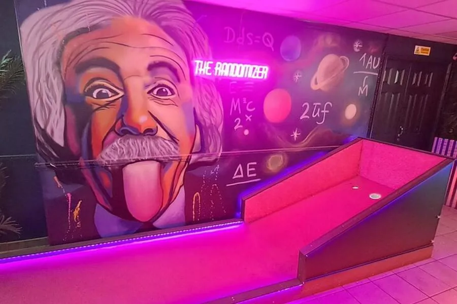 Indoor Illuminated 9 Hole Golf in Matlock Bath Peak District – photo 5