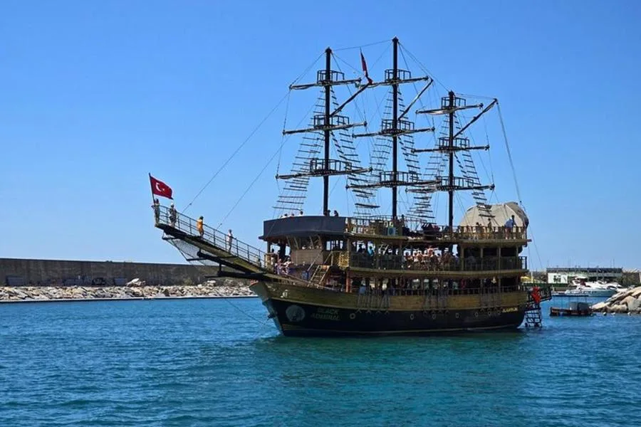 Öğle Yemeği ve Ücretsiz Alkolsüz İçeceklerle Alanya Korsan Tekne Turu – fotoğraf 1