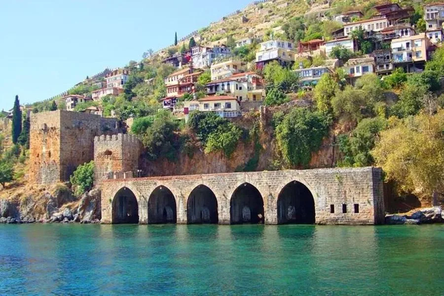 Öğle Yemeği ve Ücretsiz Alkolsüz İçeceklerle Alanya Korsan Tekne Turu – fotoğraf 3