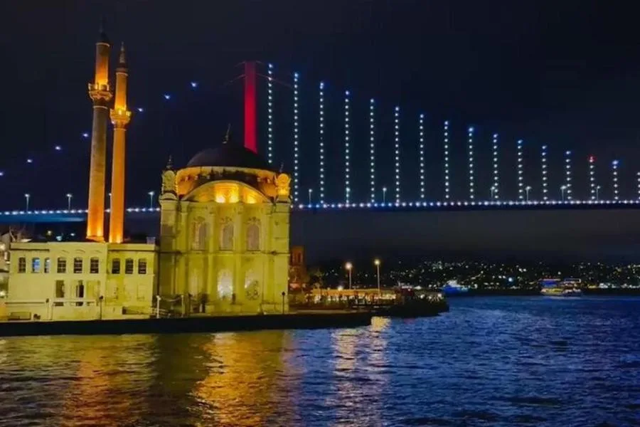 Boğaz Gece Turu: Rehberli Tekne Gezisi, Çay ve Kurabiye