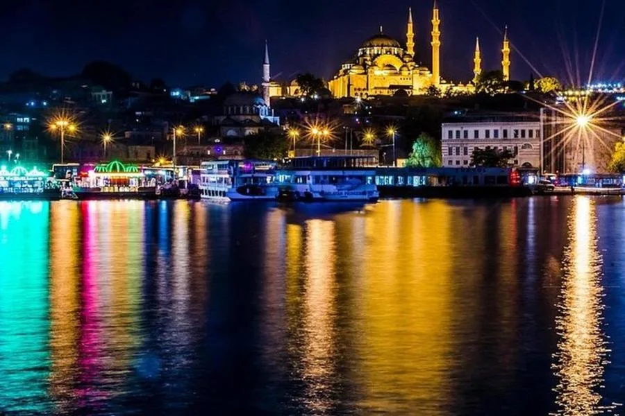 Boğaz Gece Turu: Rehberli Tekne Gezisi, Çay ve Kurabiye