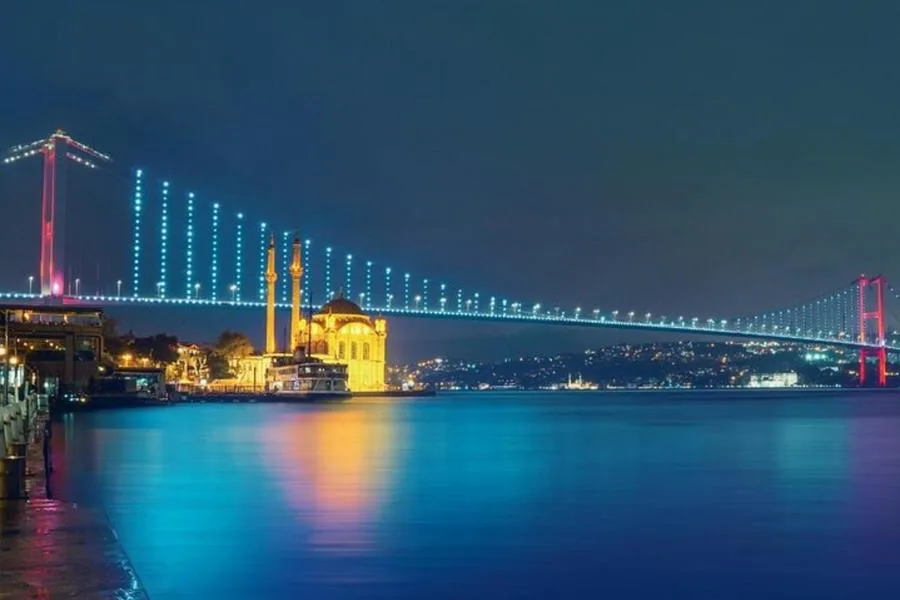 Boğaz Gece Turu: Rehberli Tekne Gezisi, Çay ve Kurabiye