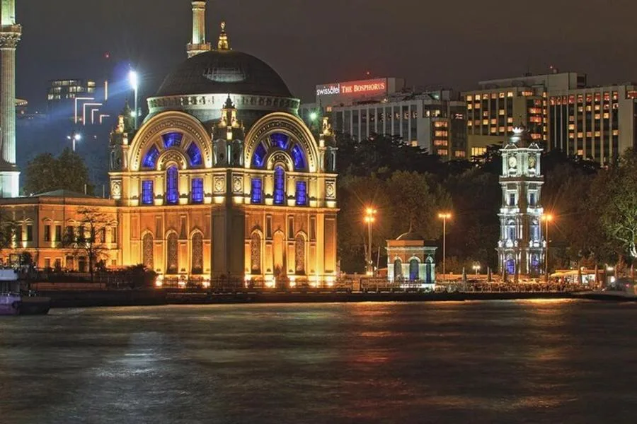 Boğaz Gece Turu: Rehberli Tekne Gezisi, Çay ve Kurabiye