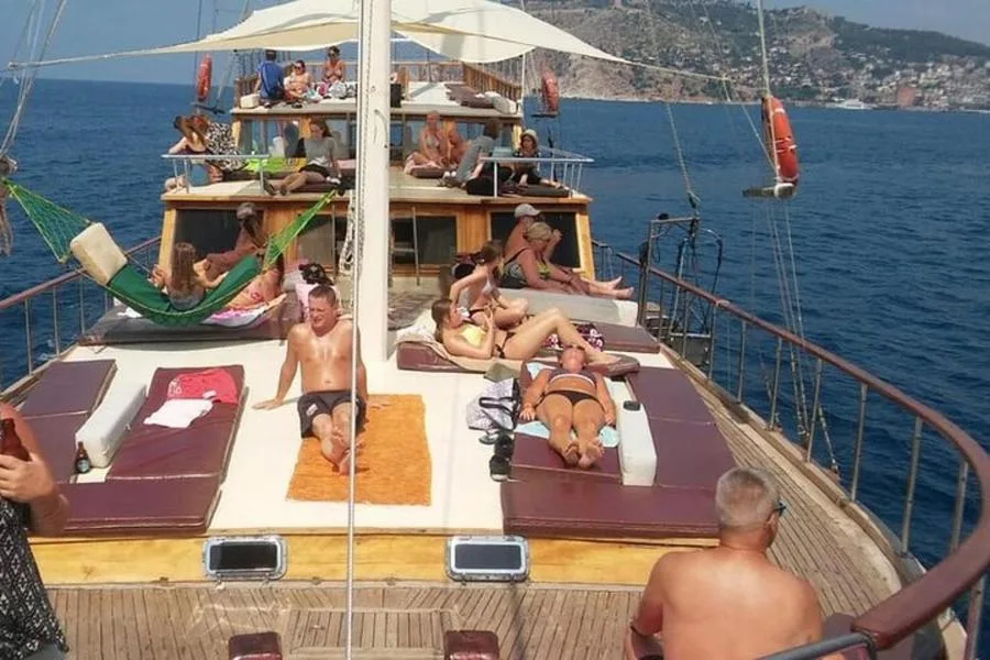 Öğle Yemeği ve Ücretsiz Alkolsüz İçeceklerle Alanya Dinlendirici Tekne Turu – fotoğraf 1