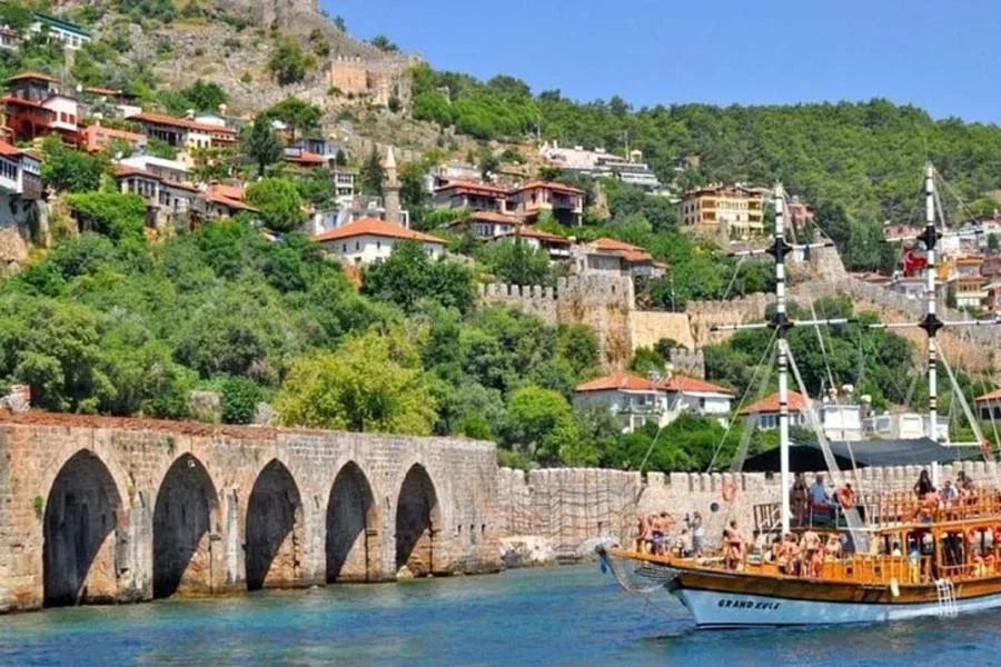 Öğle Yemeği ve Ücretsiz Alkolsüz İçeceklerle Alanya Dinlendirici Tekne Turu – fotoğraf 2