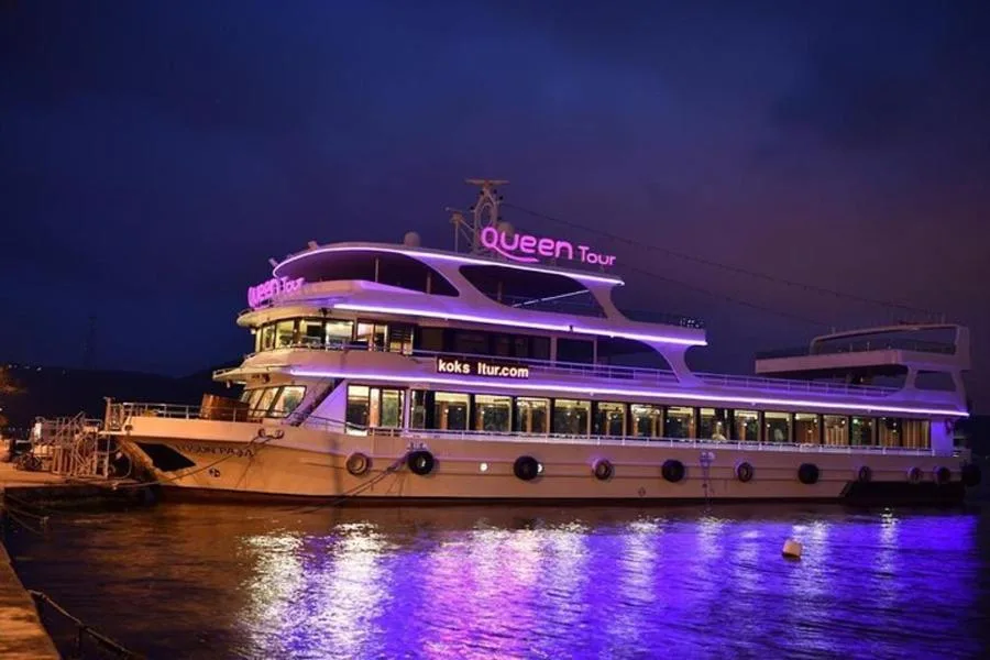 Boğazda Akşam Yemeği ve Gece Gösterisi: Otelden Alma Dahil