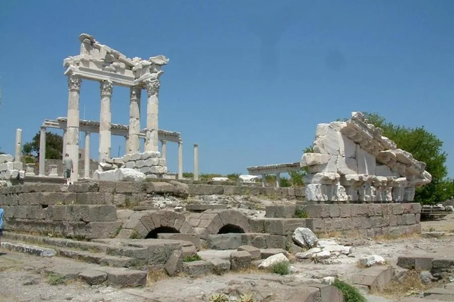 Pergamum Acropolis and Asclepion Tour from Dikili Port with Private Guide – الصورة 2