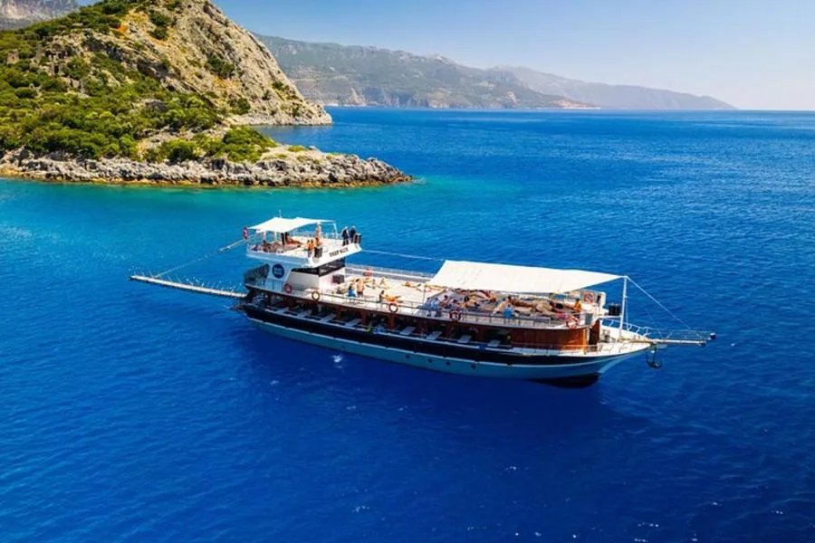 Öğle Yemeği ve Kelebekler Vadisi ile Ölüdeniz Tam Gün Tekne Turu – fotoğraf 1