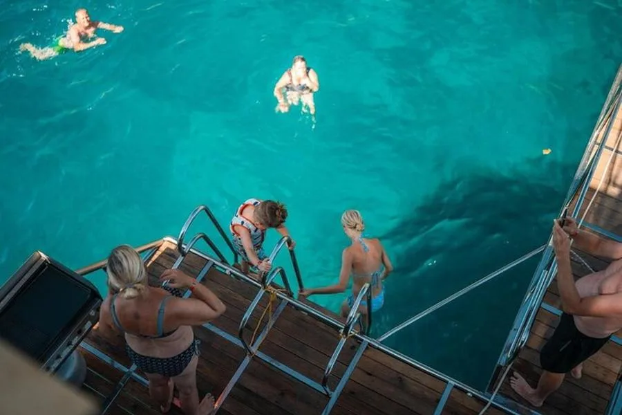 Antalya Yüzme Molalı Tekne Turu: Turkuaz Kıyıda Sakin ve Dinlendirici Bir Gün – fotoğraf 3
