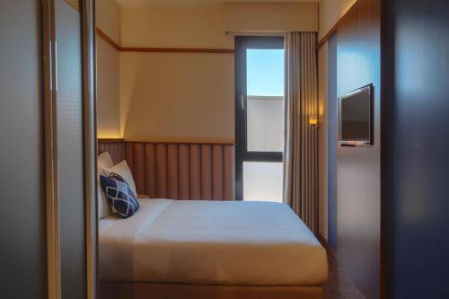 Standard King Room with Urban View