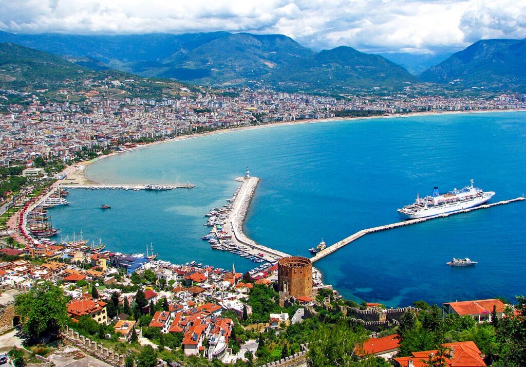 Kaleden Alanya limanı ve Kleopatra Plajı