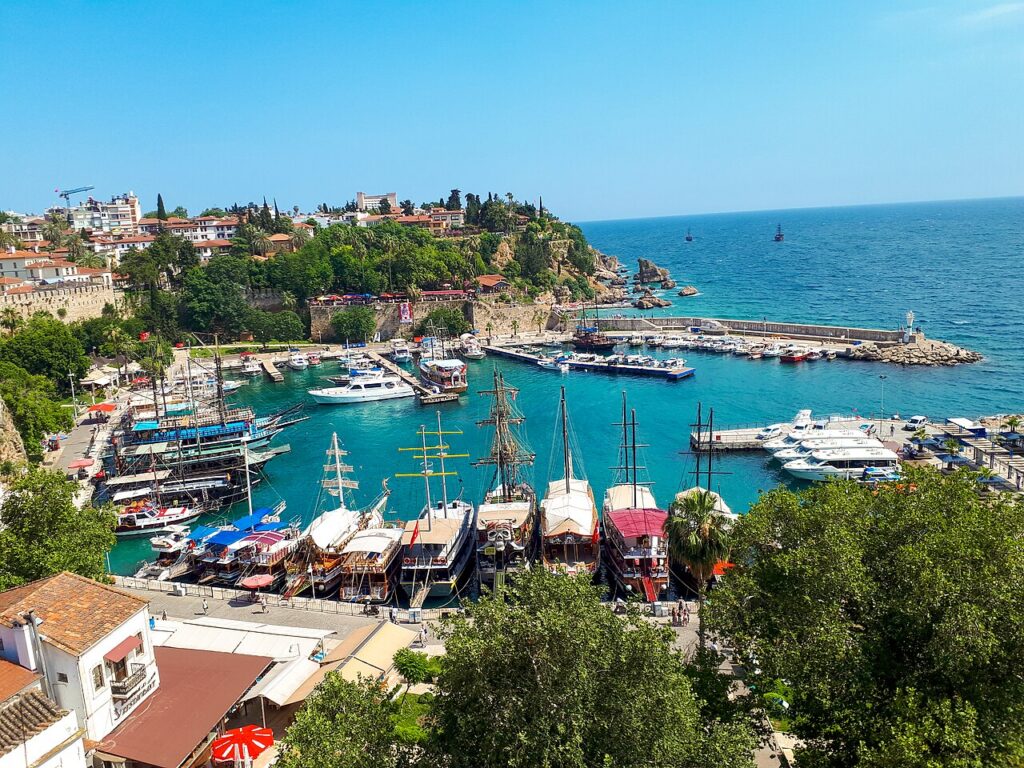 Antalya Kaleiçi'nde tarihi liman ve tekneler