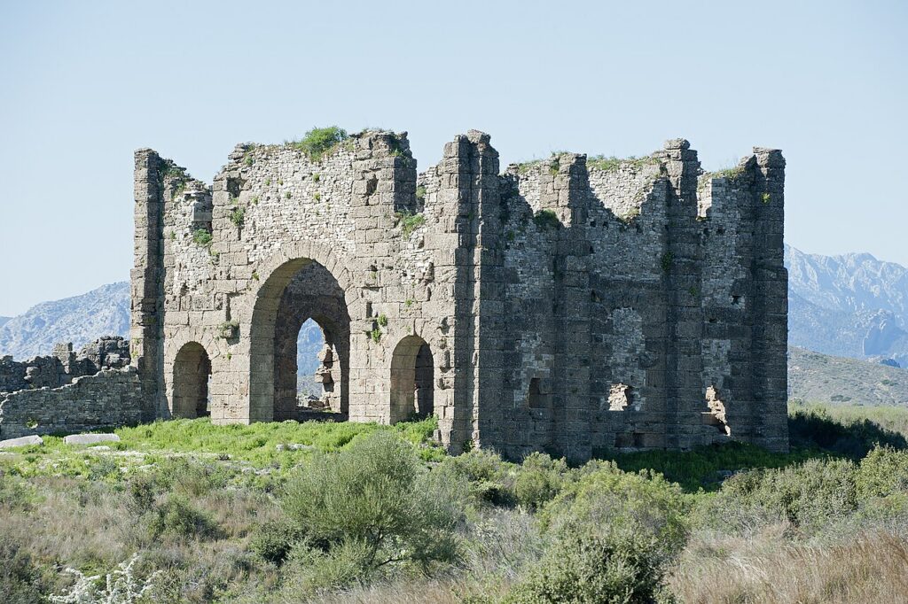 Aspendos antik kentinde bazilika kalıntıları