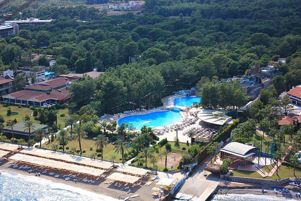 Beldibi'de sahil kenarında bir tatil köyü