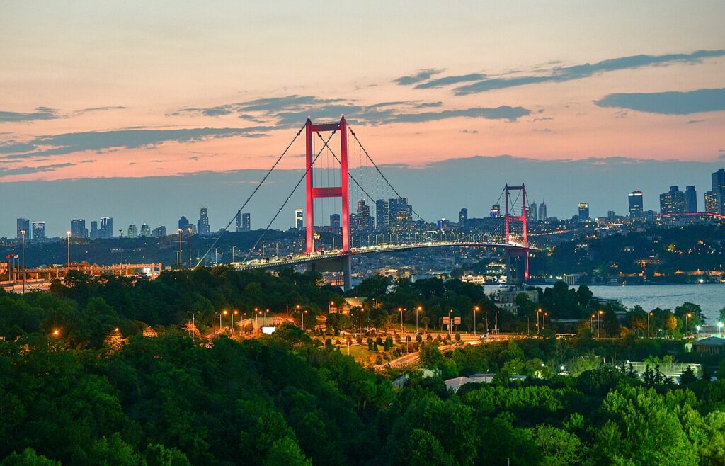 Gün batımında 15 Temmuz Şehitler Köprüsü ve İstanbul silueti