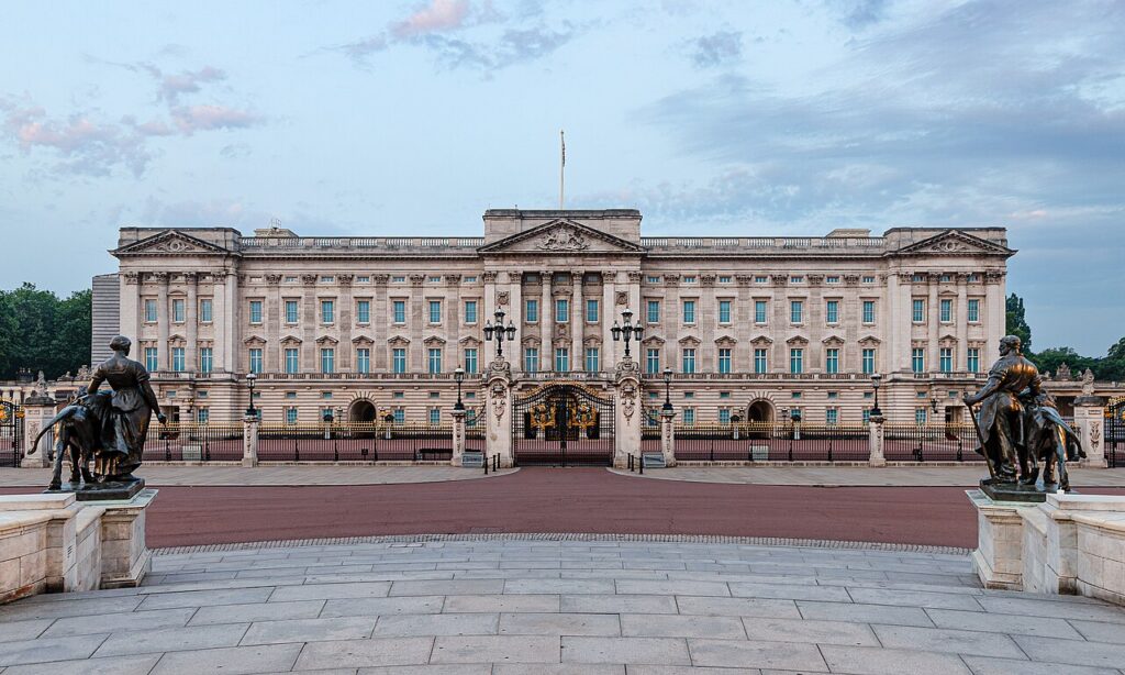 Sabah ışığında Buckingham Sarayı