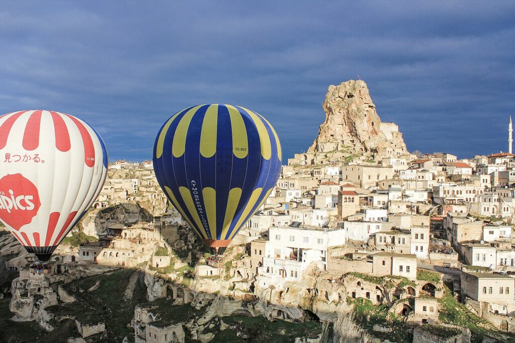 Kapadokya'da Ortahisar kalesi üzerinde sıcak hava balonları