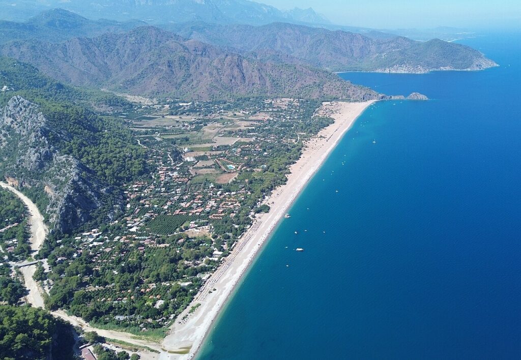 Havadan Çıralı'nın uzun kumsalı ve çam ormanları