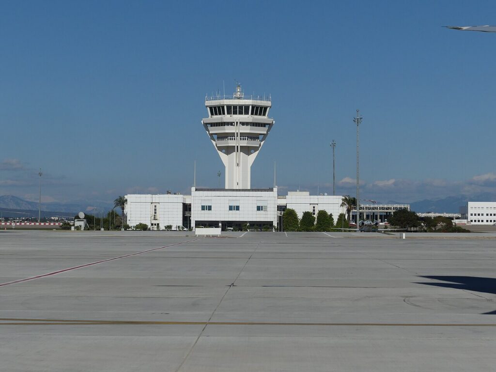 Antalya Havalimanı kontrol kulesi