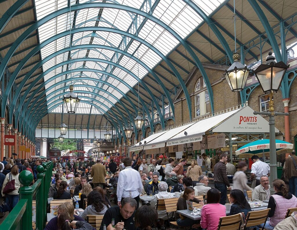 Londra Covent Garden'ın camla örtülü pazar salonu