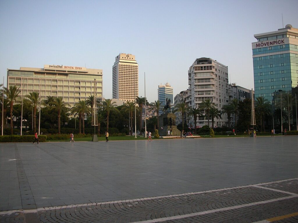 Cumhuriyet Square and palm trees in İzmir