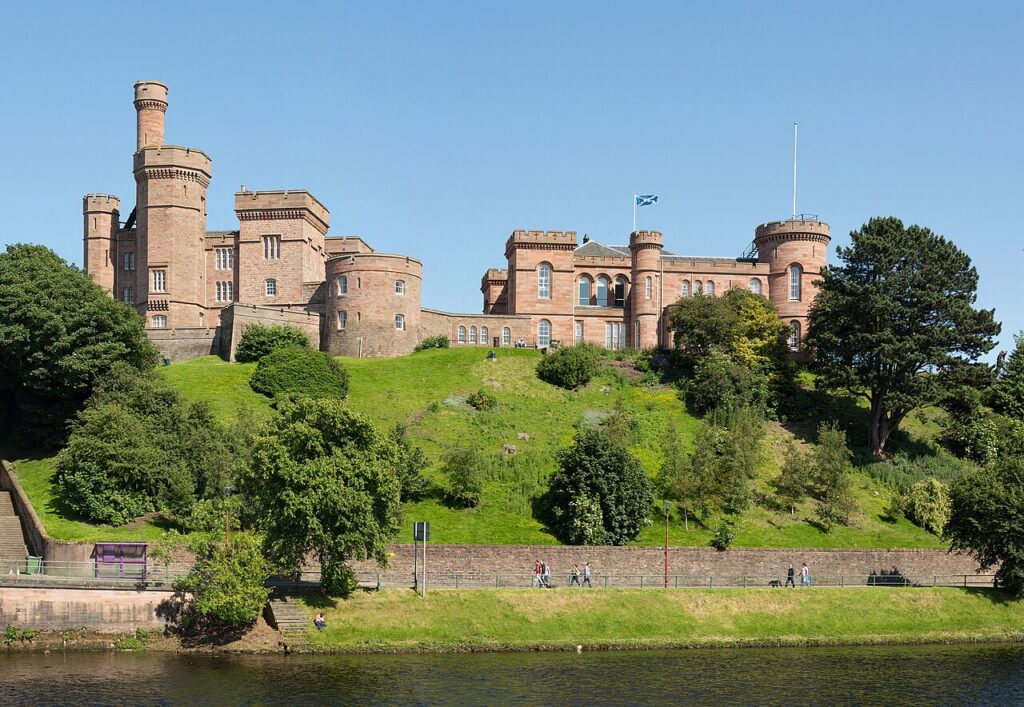 Ness Nehri kıyısında Inverness Kalesi