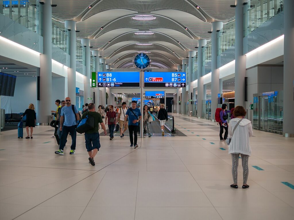 İstanbul Havalimanı terminal binası ve önündeki yollar
