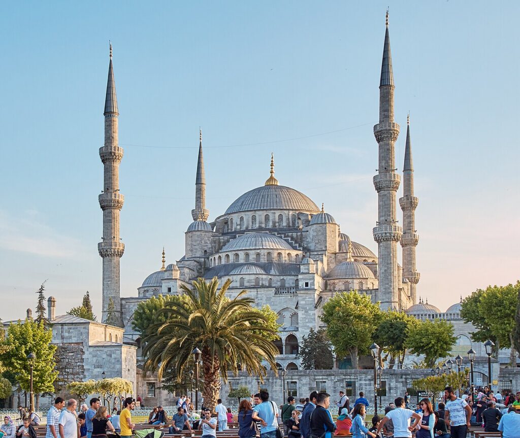 İstanbul'da Sultanahmet Camii ve önündeki meydan