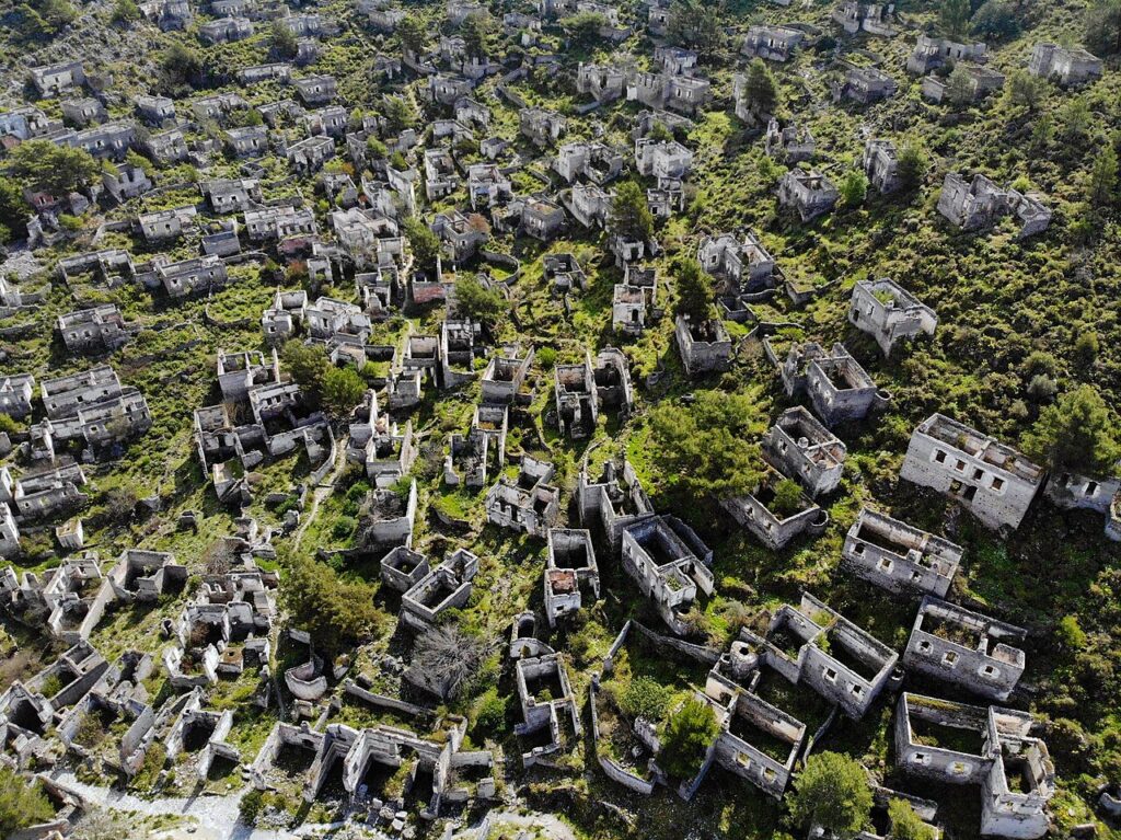 Fethiye Kayaköy'de terk edilmiş taş evler