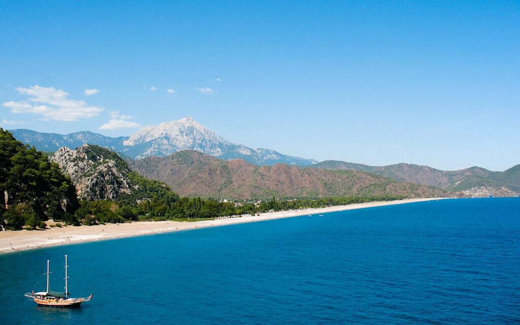 Olimpos sahili ve arkada Tahtalı Dağı