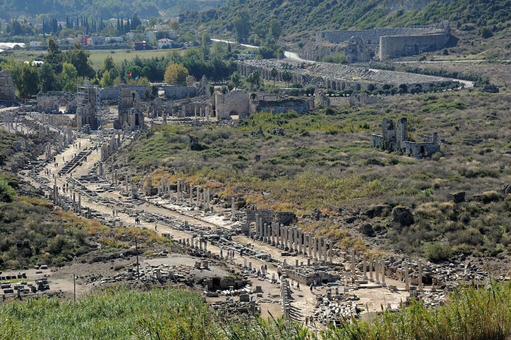 Perge antik kentinin sütunlu caddesi