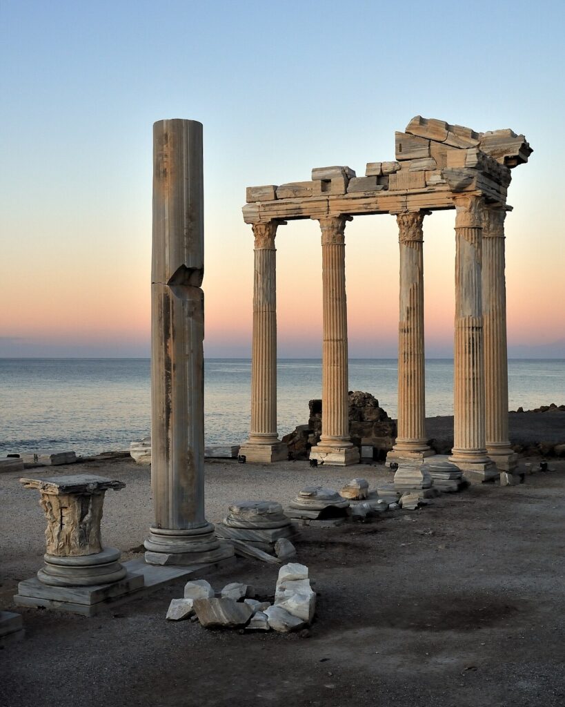 Side'de gün doğumunda Apollon Tapınağı