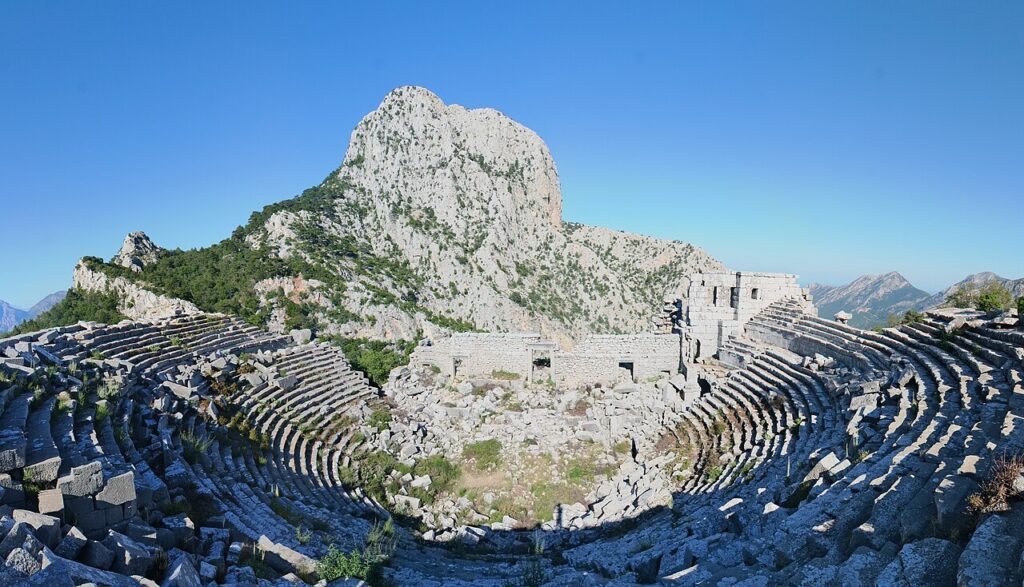 Termessos antik tiyatrosu ve dağlar