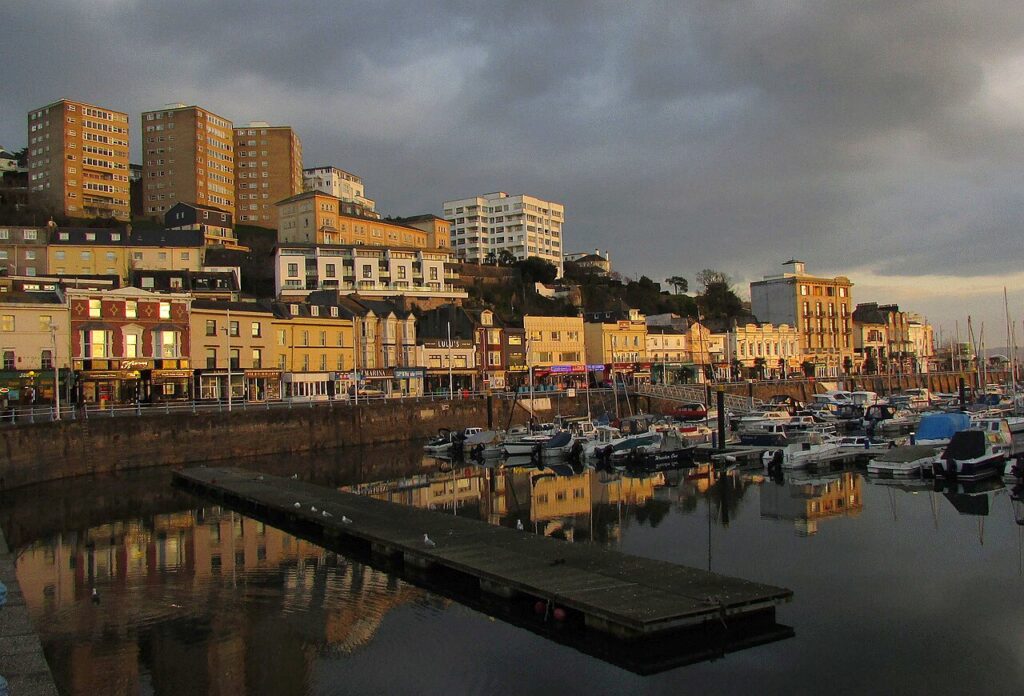 Torquay limanı ve kıyıdaki binalar