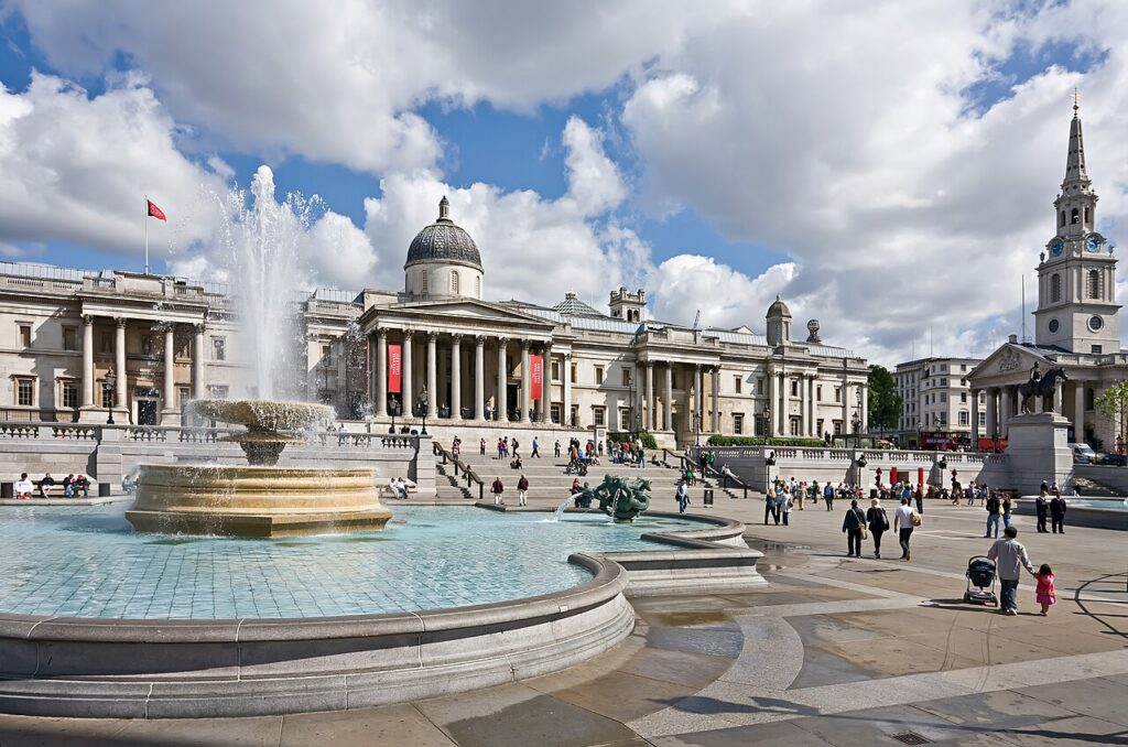 Londra Trafalgar Meydanı, çeşme ve Ulusal Galeri
